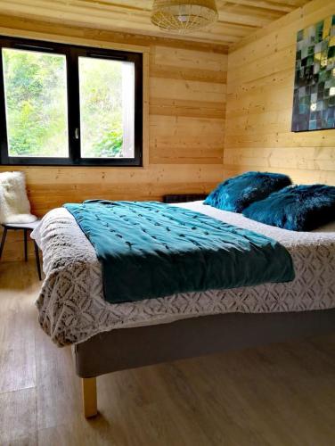 une chambre avec deux lits dans une cabane en rondins dans l'établissement Bel appartement avec vue exceptionnelle, au Grand-Bornand