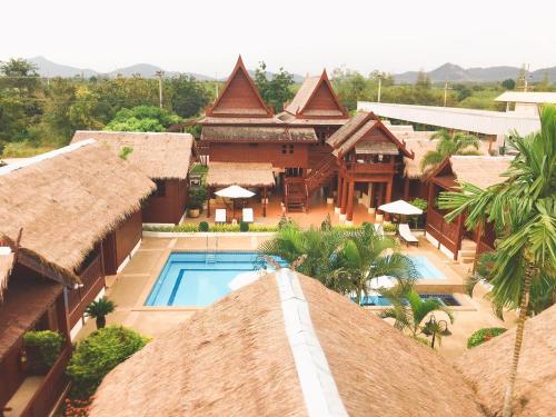 uma vista aérea de um resort com uma piscina em Danieli Resort em Hua Hin