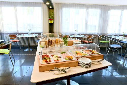 a restaurant with a table with food on it at Abalon Hotel ideal in Stuttgart