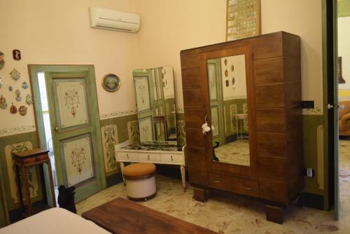 a room with a bathroom with a large mirror at Appartamento Il Campanile in Muro Leccese