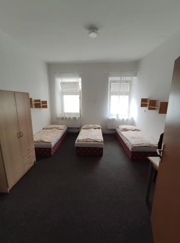 Postel nebo postele na pokoji v ubytování Hostel Kašperské Hory