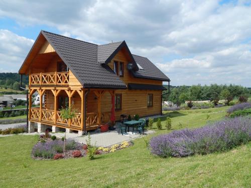 AdamÃ³wにあるDom na Roztoczuの庭付きの畑の丸太小屋