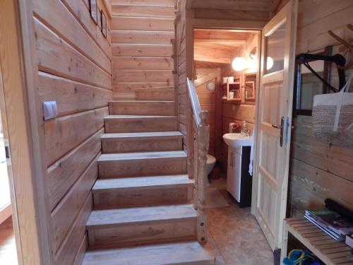 una escalera en una casa pequeña en Dom na Roztoczu, en AdamÃ³w