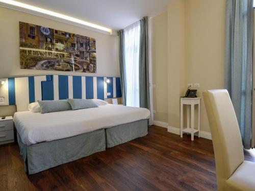 um quarto com uma cama grande com riscas azuis e brancas em 7 Bell's House em Civitavecchia