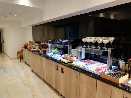 a buffet line with glasses and food on display at Hotel Scala d'Oro in Vodice