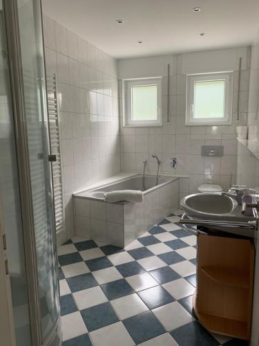 bagno con vasca e lavandino di Akazienhof a Seelenberg