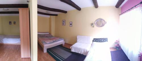 מיטה או מיטות בחדר ב-Apartment U Šárky
