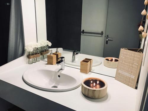 un comptoir de salle de bain avec un lavabo et un miroir dans l'établissement Charmant studio cabine COSY à 100 m des pistes, à Chamrousse