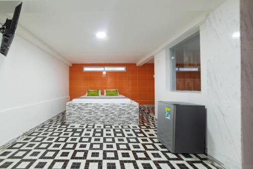a room with a bed on a checkered floor at Ayenda 1122 Victoria in Pereira