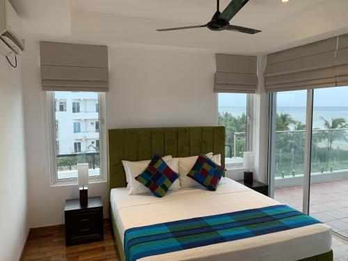 Vuode tai vuoteita majoituspaikassa Nilaveli Ocean Front Luxury Apartments