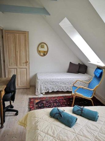 1 dormitorio con 2 camas, escritorio y silla en Hvirrekærgaard, midt i naturen., en Hirtshals