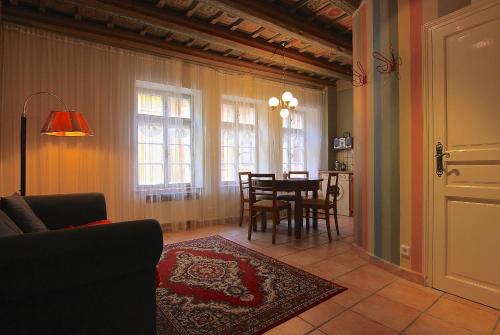een woonkamer met een bank en een tafel bij Mala Strana apartment 1 in Praag