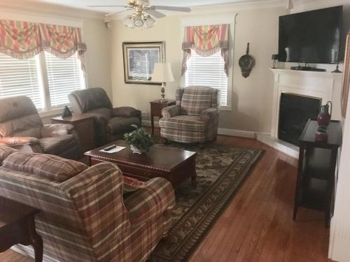 LebanonDowntown abode in the heart of the Bourbon Trail的有两张沙发和一个壁炉的客厅