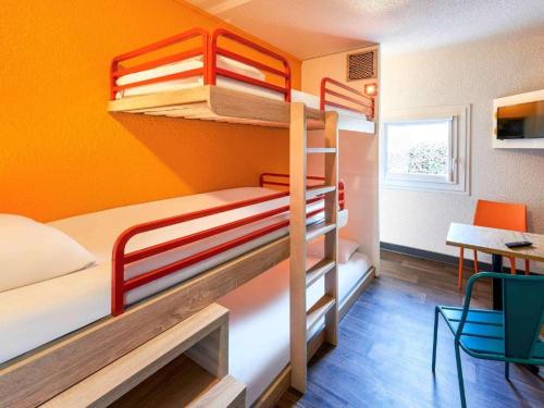 リモージュにあるhotelF1 Limogesの二段ベッド3台とデスクが備わる客室です。