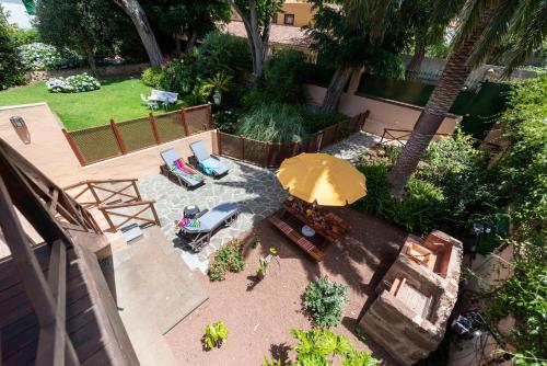 an overhead view of a patio with an umbrella and chairs at Rincón de los Abanes - Finca Casa Jardín-VV in Las Lagunas