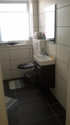 ノルトハイムにあるFerienwohnung Northeimのバスルーム(洗面台、トイレ付)、窓が備わります。