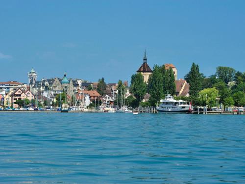 a large body of water with a city and boats at Grosses Apartement 2 Schlafzimmer am Bodensee in Arbon