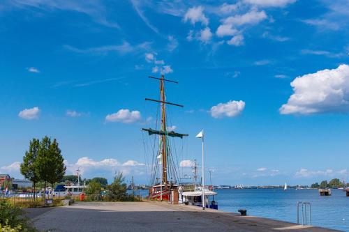 a large boat is docked on the water at "myHarbourfront", luxuriöses Wohnen an der Hafenmole in Rostock