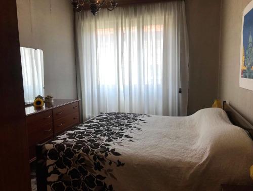een slaapkamer met een groot bed en een raam bij Milkyway Apartment in Viareggio