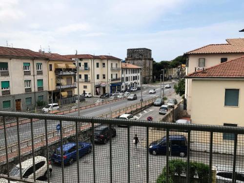 een uitzicht op een stad met auto's geparkeerd op een straat bij Milkyway Apartment in Viareggio