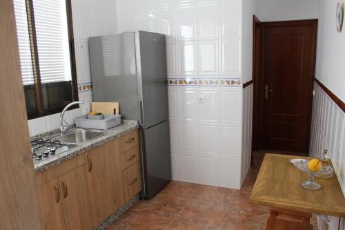 eine Küche mit Kühlschrank und Spüle in der Unterkunft Casa Manolito in Prado del Rey