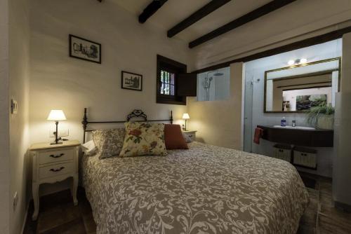 En eller flere senge i et værelse på Rincón de los Abanes - Finca Casa Jardín-VV
