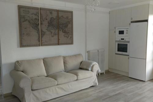 - un salon avec un canapé et une carte murale dans l'établissement Marinela, à Hendaye