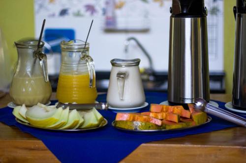諾布里斯的住宿－Pousada Rota das Águas，一张桌子,上面放两盘水果和果汁