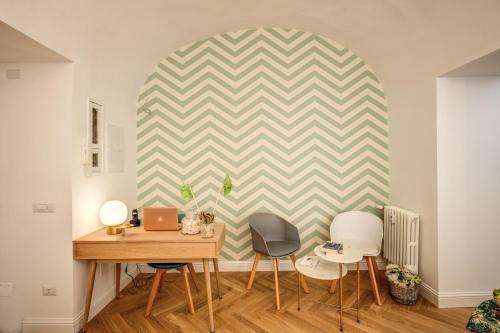 a room with a table and two chairs and a wall at Trastevere 2.0 in Rome