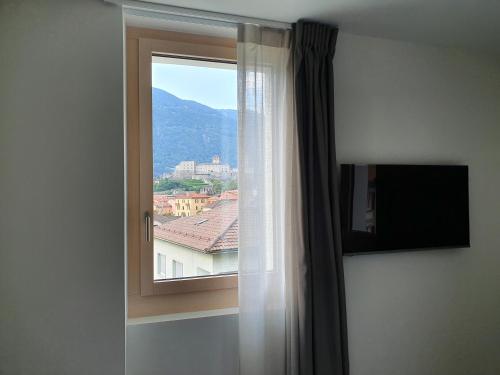 ein Fenster mit Stadtblick in der Unterkunft Locanda Marco in Bellinzona