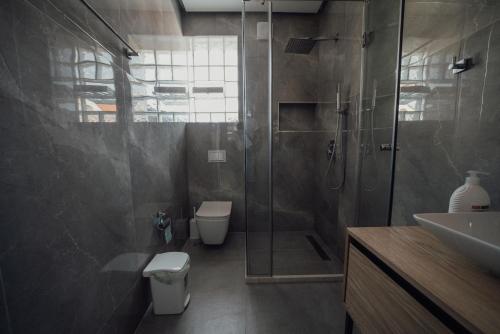 Ένα μπάνιο στο Guesthouse Sara & Esi