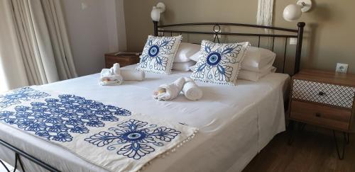 łóżko z ręcznikami i pluszowymi zwierzętami siedzącymi na nim w obiekcie Ria's Deluxe Apartments w mieście Faliraki