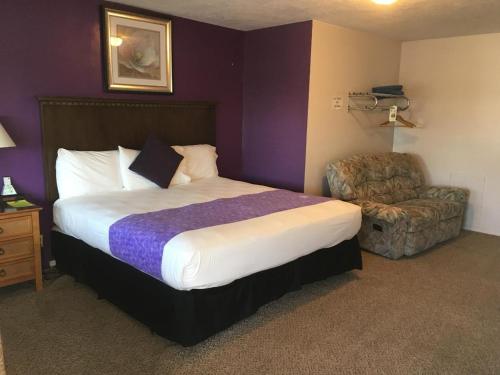 Cama o camas de una habitación en Rest Assured Inns & Suites