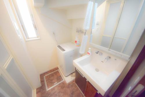 nad głową łazienki z umywalką w obiekcie FINOA Residential Suite Kagurazaka w Tokio
