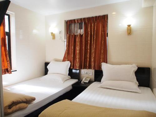 Un pat sau paturi într-o cameră la New Day Night Hostel