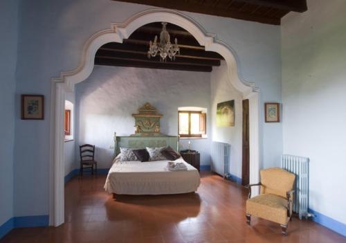 サン・フェリユ・デ・パヤロリスにあるCasa Pratの広いベッドルーム(ベッド1台、椅子付)
