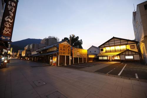 琴平町にあるこんぴら温泉　つるや旅館の夕暮れのアジア都市の空き道