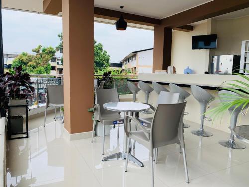 a restaurant with a bar with chairs and a table at Tropical City in Tarapoto