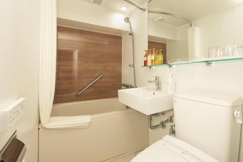 ein Bad mit einem WC, einem Waschbecken und einer Dusche in der Unterkunft HOTEL MYSTAYS Yokohama in Yokohama