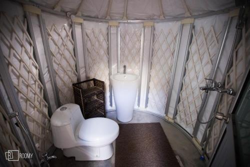 Bathroom sa Roomy Yurts, Minapin Nagar Hunza
