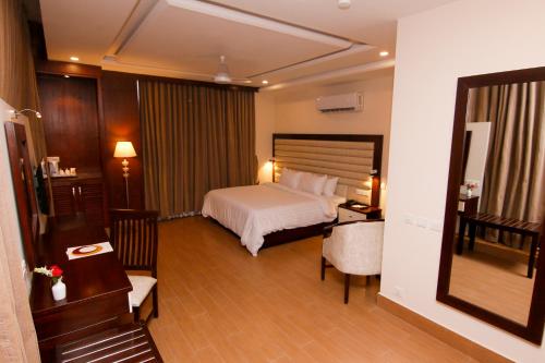 Ένα ή περισσότερα κρεβάτια σε δωμάτιο στο Hotel One Rahim Yar Khan Club Road