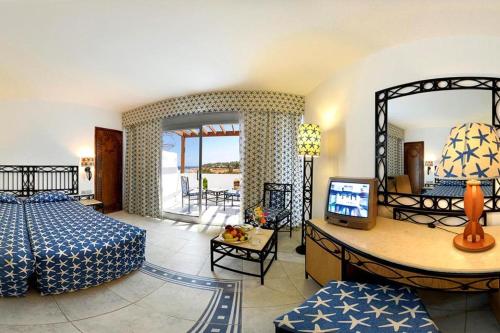 Private Vacation House at Domina Coral Bay في شرم الشيخ: غرفة الفندق بسرير ومرآة