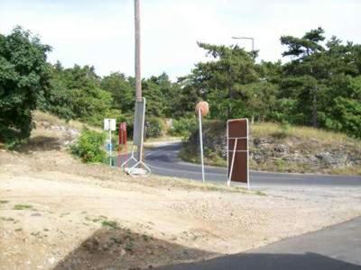 una strada con un canestro da basket sul ciglio di una strada di Kanyar Vendégház a Pécs