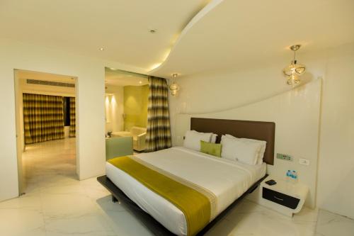 Un pat sau paturi într-o cameră la Hash Six Hotels