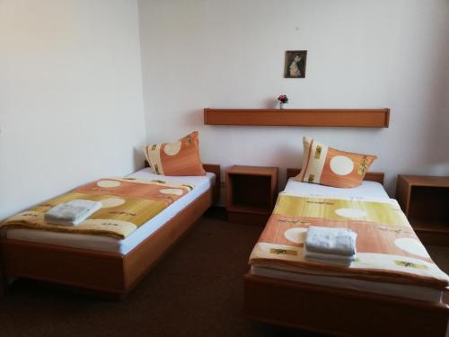 Ein Bett oder Betten in einem Zimmer der Unterkunft Zielitzer Hof