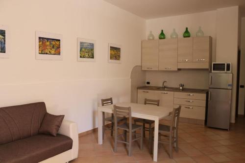 Il comprend un salon avec une table et une cuisine. dans l'établissement Remarè Casa vacanze, à Gallipoli