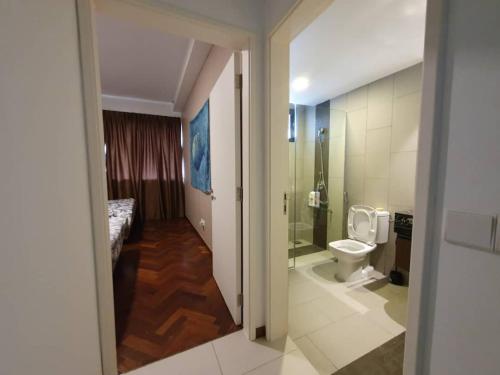 ein Bad mit einem WC und einem Waschbecken in der Unterkunft The Landmark by Katana 4BR Luxury Seaview Homestay Gurney无敌海景四房套房 in Tanjong Tokong