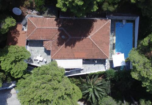 an overhead view of a house with a roof at Villa Pilion in Kolios