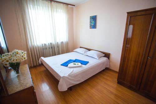 イヴァーノ・フランキーウシクにあるLike Home on Zaliznychna 9のベッドルーム1室(青いタオル付きのベッド1台付)