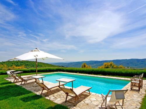 einen Pool mit Tischen, Stühlen und einem Sonnenschirm in der Unterkunft Holiday Home Villa La Piaggia by Interhome in San Pancrazio